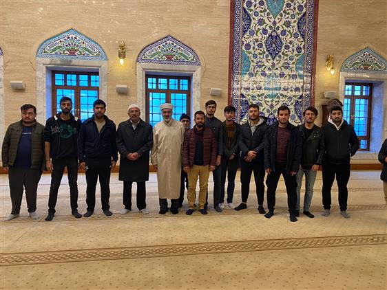 Kahramanmaras'da Ayasofya Camii Imam Hatibi Prof. Dr. Mehmet Emin Ay Sabah Namazında Gençlerle Buluştu