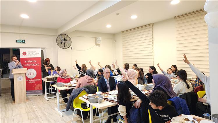 Eskisehir'de Dünya Yetimler Günü'nde Il Müftülüğü'nden çocuklara Iftar Sofrası