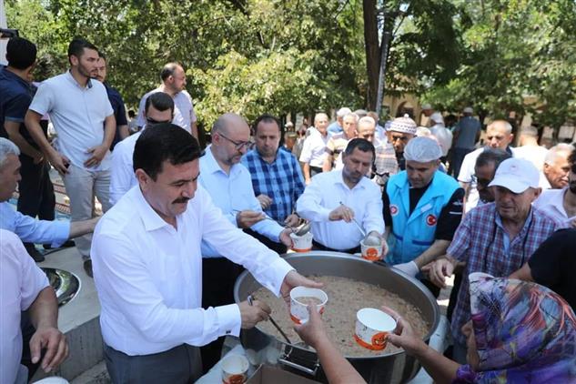 Burdur'da Il Müftülüğü Tarafından Vatandaşlara Aşure Dağıtıldı