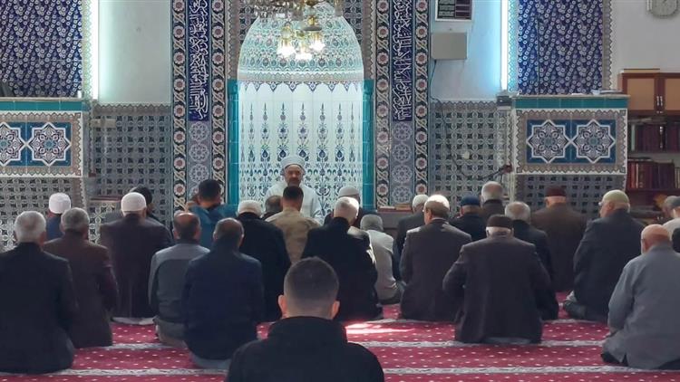 Muş'ta Il Müftümüz Ibrahim Halil Demir, Adıyaman Kahta Ilçesinde Cuma Namazı Kıldırıp Depremzede Vatandaşlarla Bir Araya Geldi.