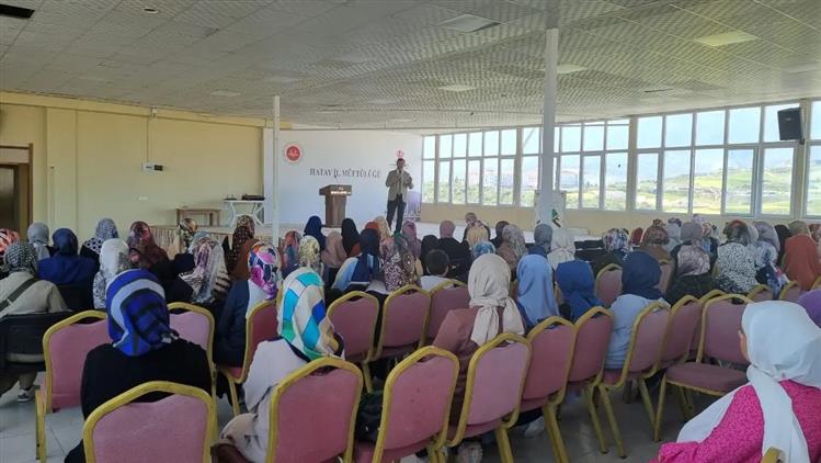 Hatay'da Il Müftümüz Mevlüt Topçu, Antakya Ilçe Müftülüğü Kur’an Kursu öğreticileriyle Toplantıda Bir Araya Geldi