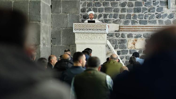 Diyarbakir'da Il Müftüsü Celal Büyük, Bayram Namazını Ulu Camiinde Kılarak Cemaatle Bir Araya Geldi.