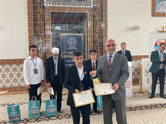 Afyonkarahisar'da Il Müftüsü Lütfü Imamoğlu Imam Hatip Okulları Arası "genç Muhafızlar Hafızlık Bölge Yarışması" ödül Törenine Katıltı.
