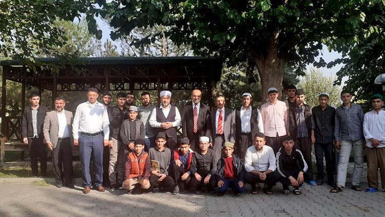 Diyarbakir'da Il Müftüsü Lütfü Imamoğlu, Medrese öğrencilerini Ziyaret Etti