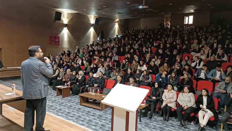 İzmir'de Il Müftüsü Ismail Fakirullahoğlu Yaratılış Gayesini Anlattı.