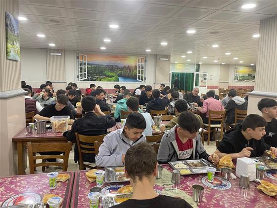 Balikesir'da Imam Hatip Lisesi öğrencileriyle Iftar