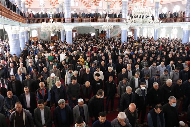 Mersin’de Ramazan’ın Ilk Cumasında Camiler Doldu