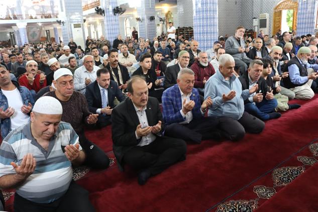 Mersin’de Tüm Camilerde Bayram Namazı Kılındı