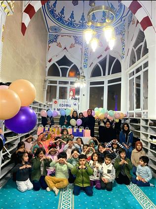 Edirne'de Mevlânâ Camii'nde Teravih çocuk şenliği Düzenlendi