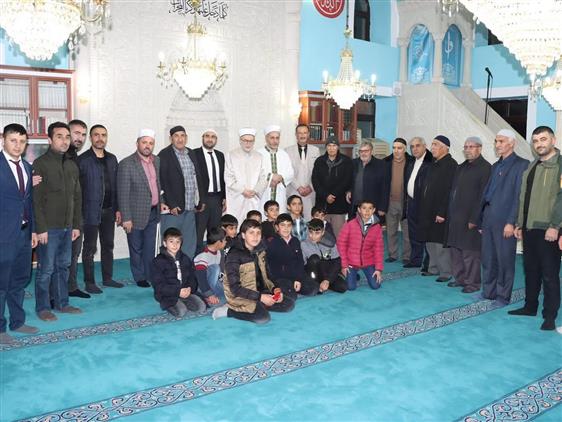 Erzurum'da Müftümüz Dr. Rüstem Can, Ramazan Irşat Programları Kapsamında Gittiği Köprüköy’de Merkez Selahattin Demircioğlu Camii’nde Teravih Namazı öncesi Cami Cemaatine Sohbet Etti.