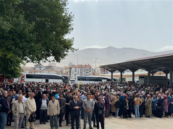 Niğde'den Ilk Hac Kafilesi Dualarla Uğurlandı.