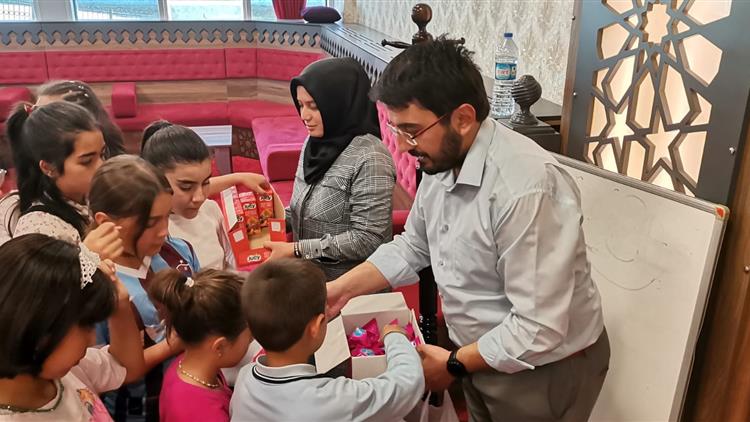 Afyonkarahisar'da "genç Gönüllüler, çocuk Gönüllerle Buluşuyor" Projesi.