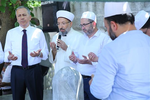 İstanbul'da Süleymaniye Camii’nde Aşure Ikramı Yapıldı