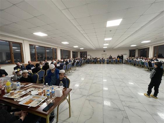 Igdir'da Vali Turan öğrencilerle Iftar Yaptı